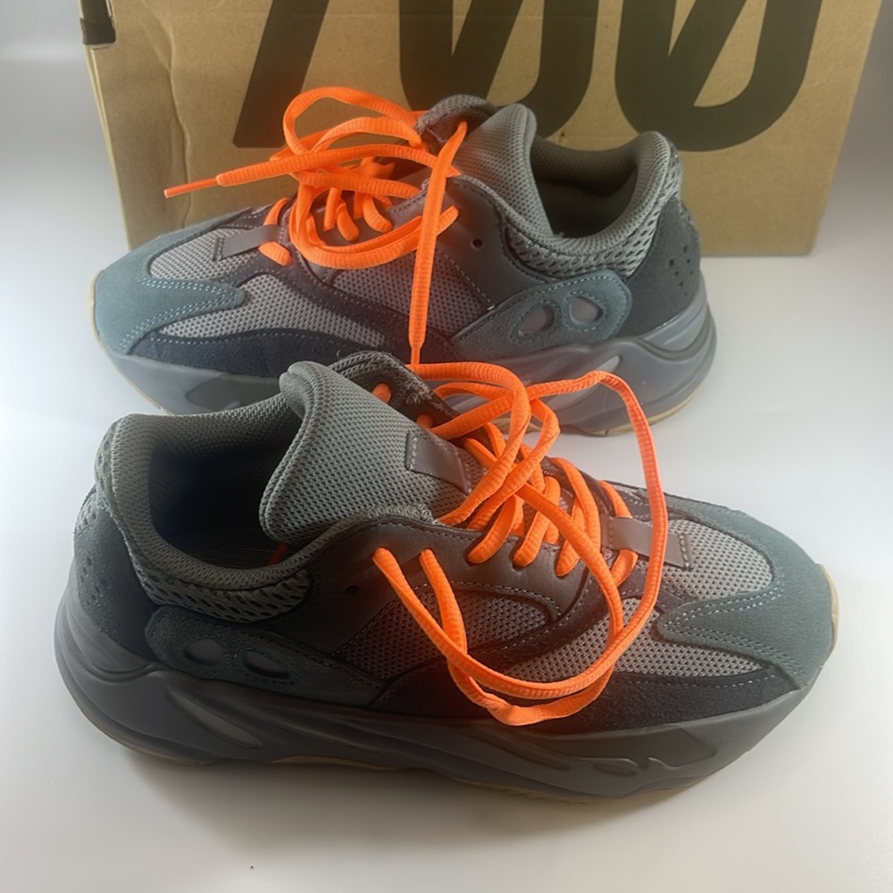Yeezy Boost 700 - Picture 13 of 14